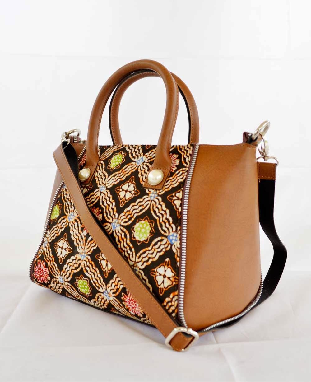 Tas-tangan-wanita-produsen-tas-wanita-tas-hangout-tas-cantik-tas-selempang-tas-tangan-tas-jinjing-modis-pusat-tas-wanita-reseller-tas-wanita-distributor-tas-wanita-tas-motif-batik-coklat.jpg